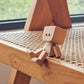 Piccola e Incantevole Figurina Oscillante in Legno