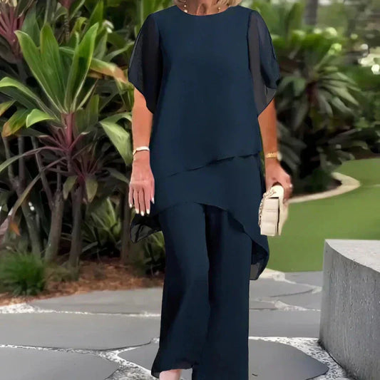 Completo composto da affascinante top irregolare e pantaloni a gamba larga