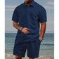 Set da uomo composto da maglia a maniche corte con collo rovesciato e motivo a rombi e pantaloncini con coulisse