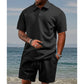 Set da uomo composto da maglia a maniche corte con collo rovesciato e motivo a rombi e pantaloncini con coulisse