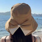 Cappello da donna con fiocco e tesa larga per proteggersi dal sole