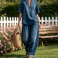 Completo estivo da donna in denim: top con scollo a V e pantaloni a gamba larga.