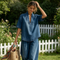Completo estivo da donna in denim: top con scollo a V e pantaloni a gamba larga.
