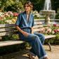 Completo estivo da donna in denim: top con scollo a V e pantaloni a gamba larga.