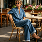 Completo estivo da donna in denim: top con scollo a V e pantaloni a gamba larga.