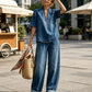 Completo estivo da donna in denim: top con scollo a V e pantaloni a gamba larga.