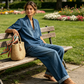 Completo estivo da donna in denim: top con scollo a V e pantaloni a gamba larga.