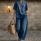 Completo estivo da donna in denim: top con scollo a V e pantaloni a gamba larga.
