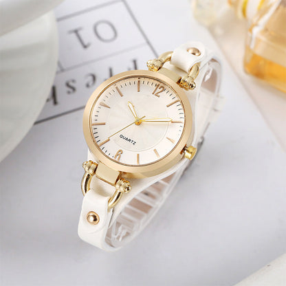 Elegante orologio da donna con cinturino sottile.