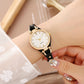 Elegante orologio da donna con cinturino sottile.