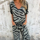 Completo due pezzi da donna con top a V e pantaloni con stampa zebrata