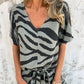 Completo due pezzi da donna con top a V e pantaloni con stampa zebrata