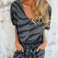 Completo due pezzi da donna con top a V e pantaloni con stampa zebrata