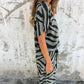 Completo due pezzi da donna con top a V e pantaloni con stampa zebrata