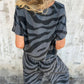 Completo due pezzi da donna con top a V e pantaloni con stampa zebrata